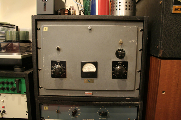 フィル・スペクターも好んで使ったとされる1950年代のGATES社のSA39リミッター。