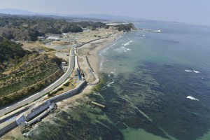 ​甚大な被害があった薄磯地区と海。 現在、防波堤嵩上げ工事が行われている。(酒井英治14・4・9撮影)