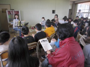 2011年4月上旬、避難所の寺子屋授業にて子ども達と歌う