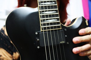 Seymour Duncan Blackoutsの代わりにEMG 81、85がマウントされている